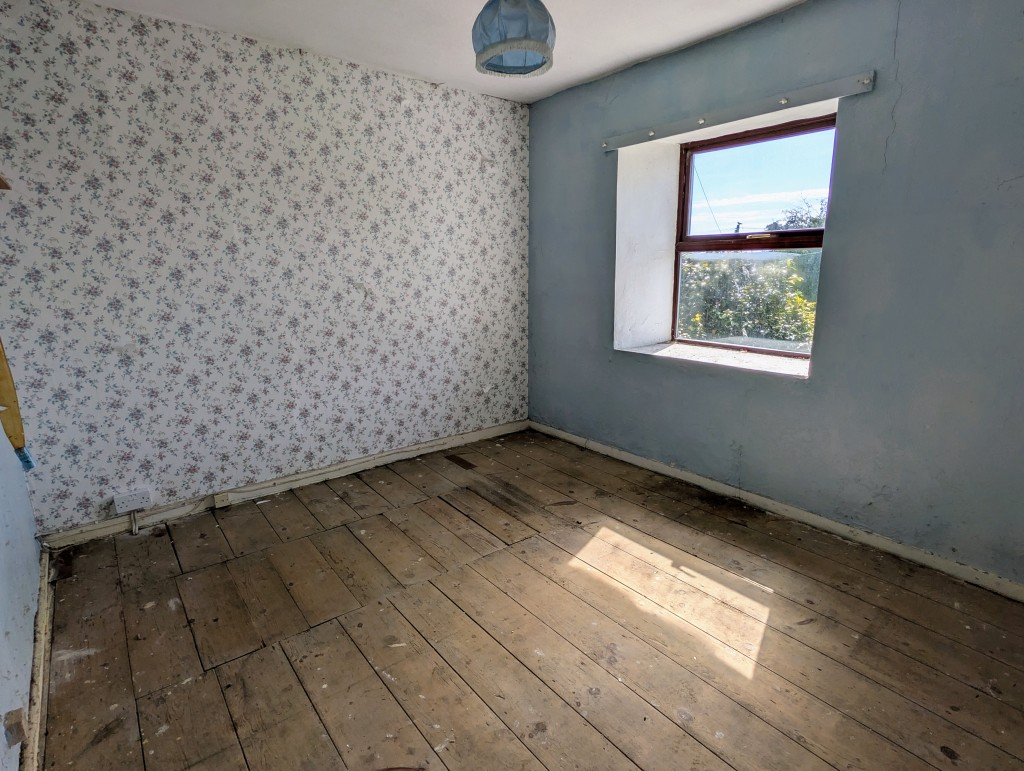 Lot: 4 - TERRACED TWO-BEDROOM COTTAGE FOR UPDATING - Double bedroom
